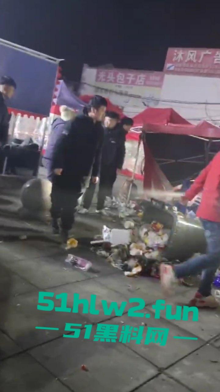 安徽亳州市利辛县，严重酒驾交通事故车辆闯进小摊贩人群中，其中伤者还有一孕妇。  第4张