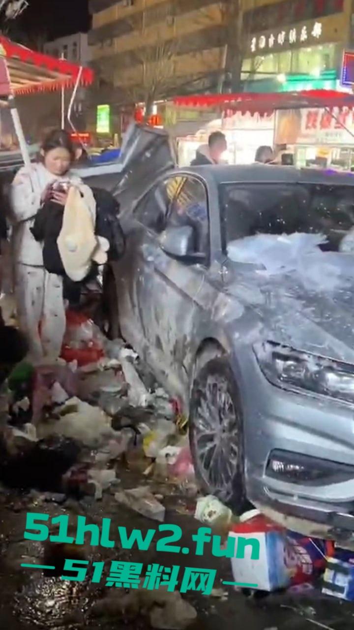 安徽亳州市利辛县，严重酒驾交通事故车辆闯进小摊贩人群中，其中伤者还有一孕妇。  第5张