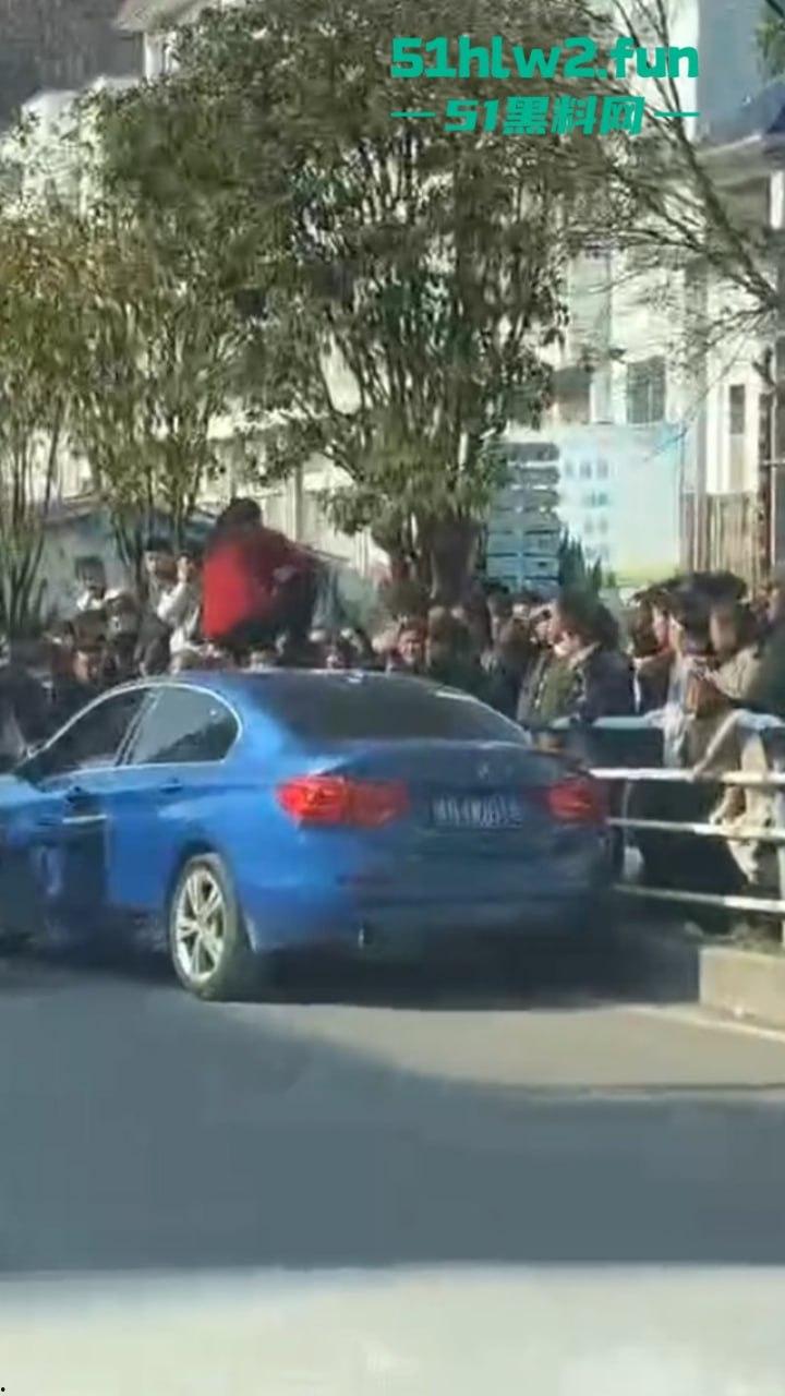 贵州紫云硬核原配当街抓小三，骑车顶猛砸车吓得狗男女龟缩车内不敢出，当街大闹惹人围观。  第1张