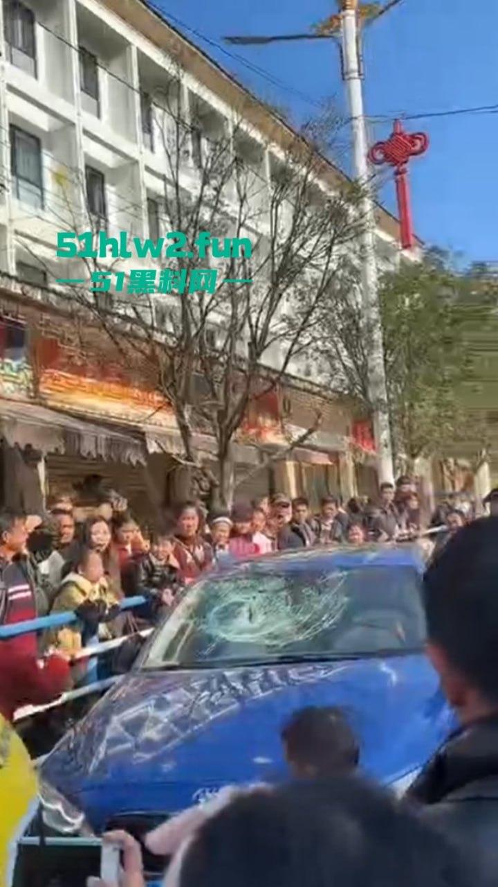 贵州紫云硬核原配当街抓小三，骑车顶猛砸车吓得狗男女龟缩车内不敢出，当街大闹惹人围观。  第2张