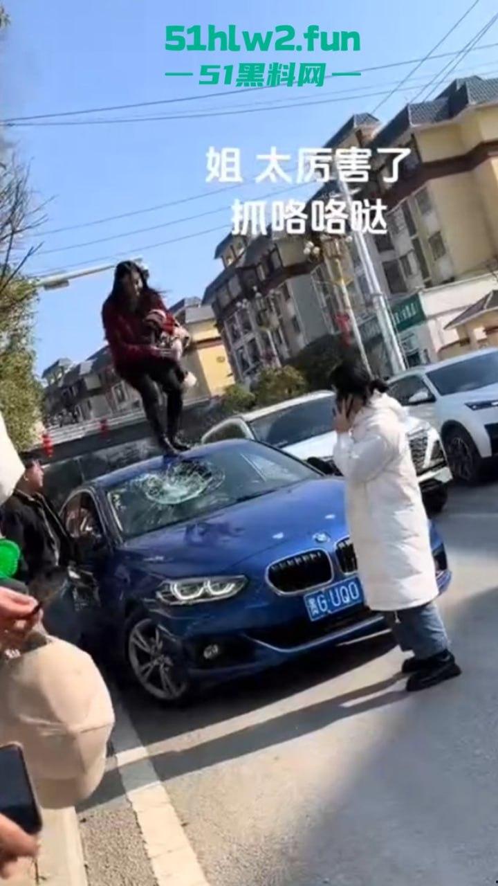 贵州紫云硬核原配当街抓小三，骑车顶猛砸车吓得狗男女龟缩车内不敢出，当街大闹惹人围观。  第3张