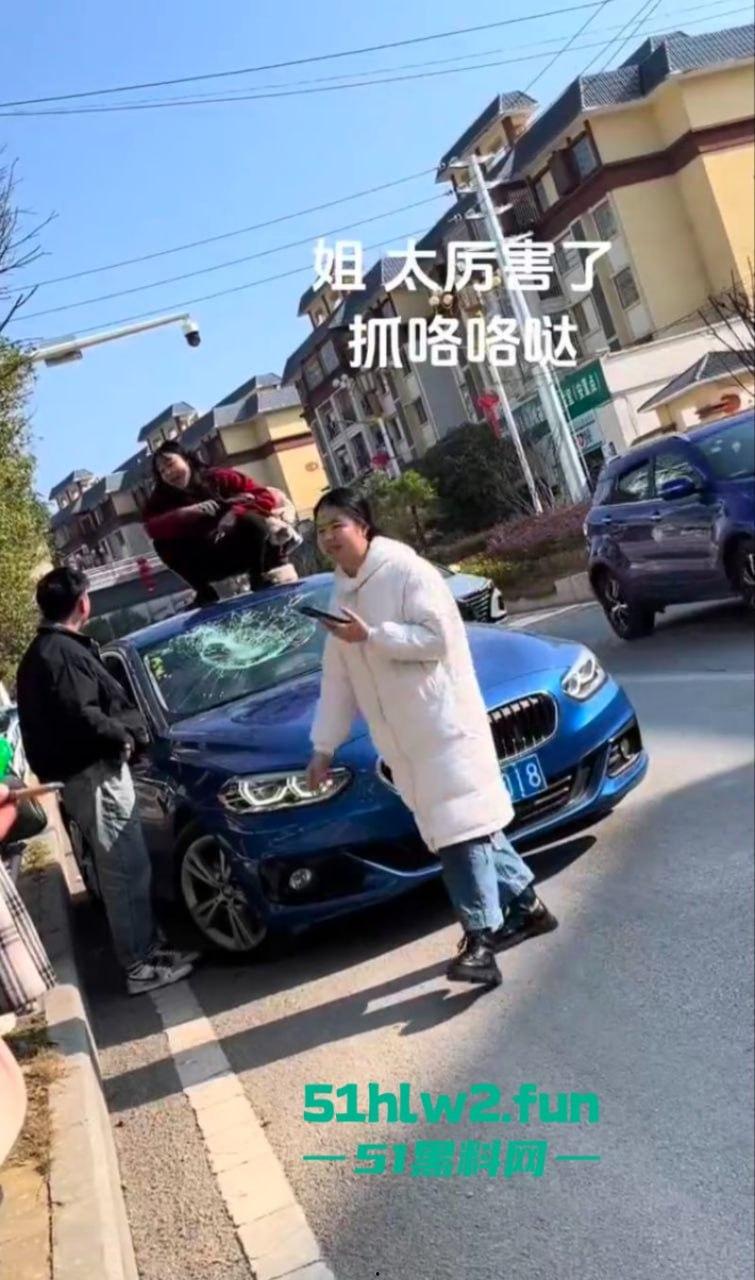 贵州紫云硬核原配当街抓小三，骑车顶猛砸车吓得狗男女龟缩车内不敢出，当街大闹惹人围观。  第4张