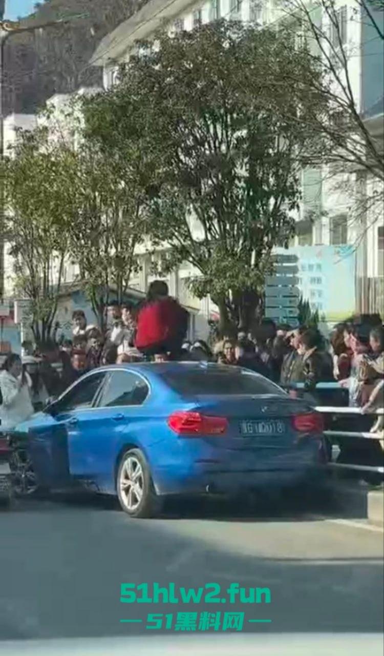 贵州紫云硬核原配当街抓小三，骑车顶猛砸车吓得狗男女龟缩车内不敢出，当街大闹惹人围观。  第5张