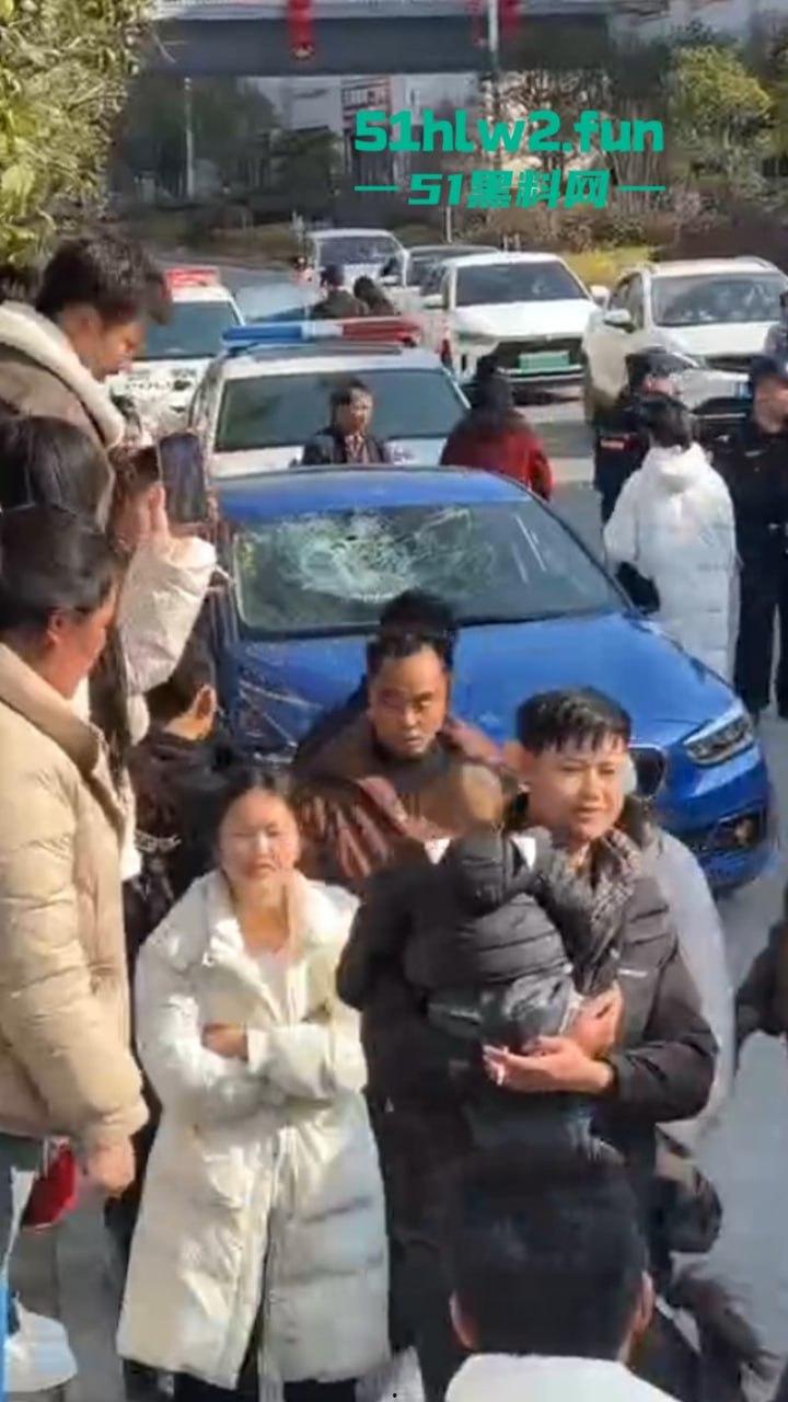 贵州紫云硬核原配当街抓小三，骑车顶猛砸车吓得狗男女龟缩车内不敢出，当街大闹惹人围观。  第6张