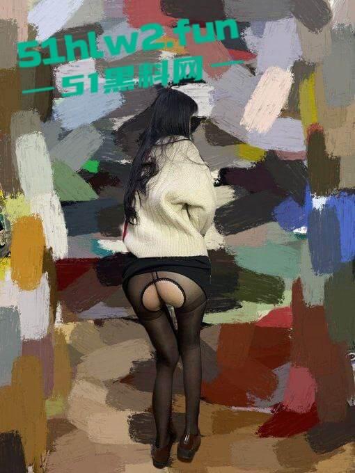 山东机电学院【刘亦媛】高颜值长腿学生妹，喜欢穿JK裙摆拍性感黑丝配白嫩蜜桃臀。  第2张