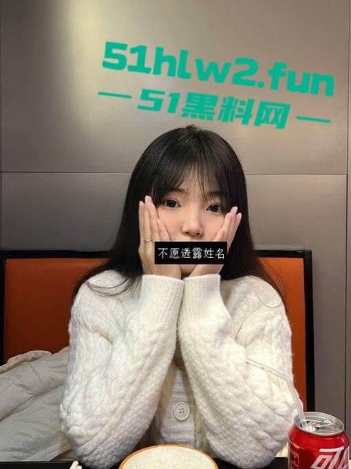 山东机电学院【刘亦媛】高颜值长腿学生妹，喜欢穿JK裙摆拍性感黑丝配白嫩蜜桃臀。  第3张