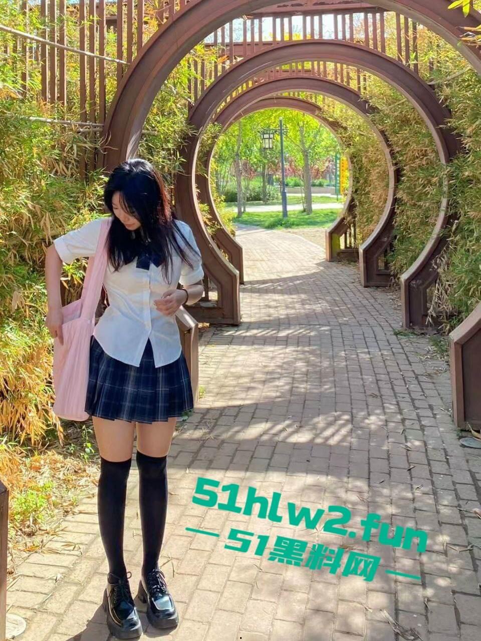 山东机电学院【刘亦媛】高颜值长腿学生妹，喜欢穿JK裙摆拍性感黑丝配白嫩蜜桃臀。  第5张