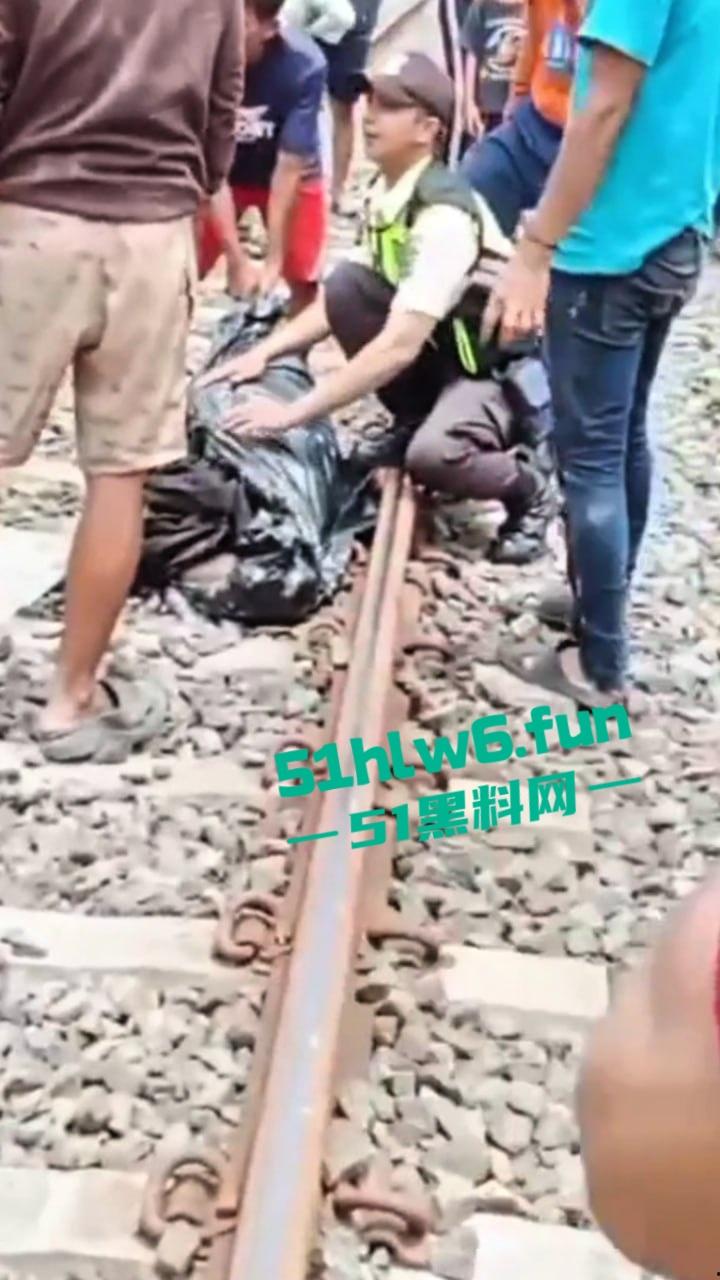 印度三哥作死现场,打横市男子一边玩游戏一边过火车道,结果遭遇货车碾压拖行100多米当场死亡。 第1张 印度三哥作死现场,打横市男子一边玩游戏一边过火车道,结果遭遇货车碾压拖行100多米当场死亡。 第1张