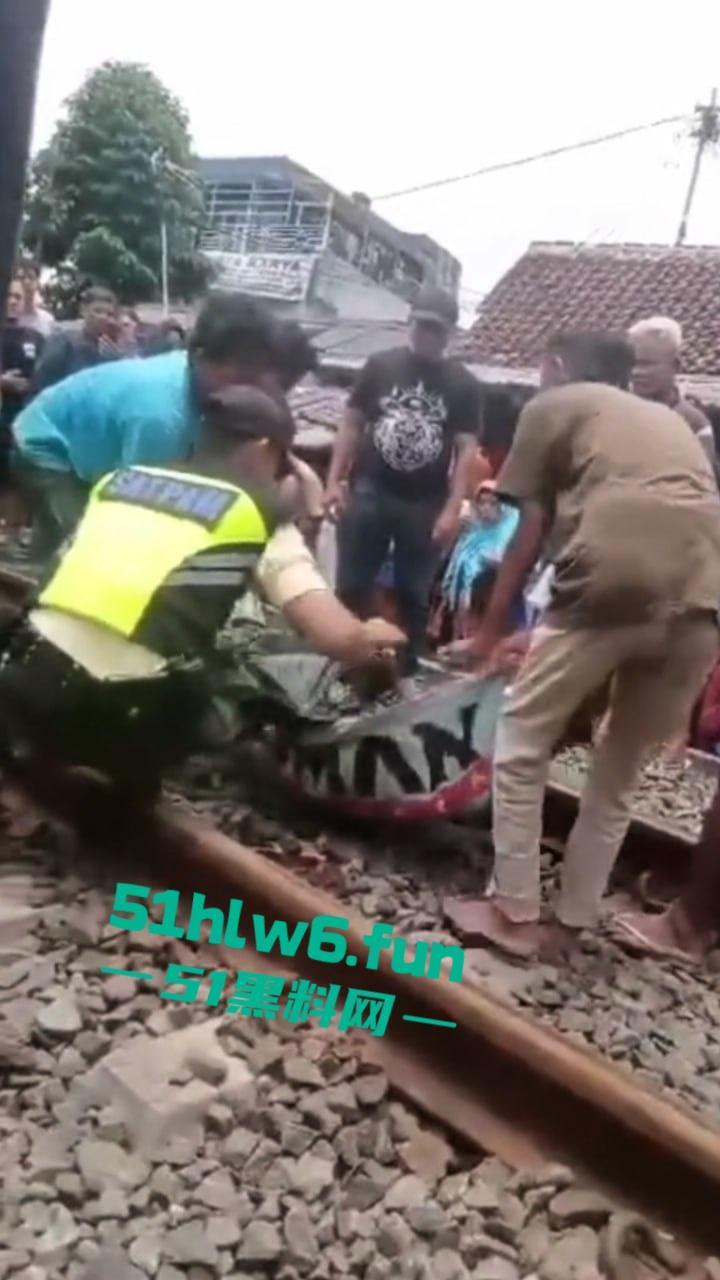 印度三哥作死现场,打横市男子一边玩游戏一边过火车道,结果遭遇货车碾压拖行100多米当场死亡。 第2张 印度三哥作死现场,打横市男子一边玩游戏一边过火车道,结果遭遇货车碾压拖行100多米当场死亡。 第2张