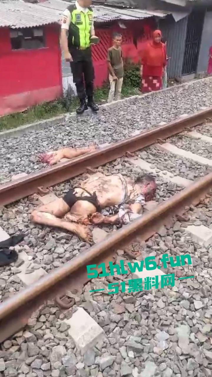 印度三哥作死现场,打横市男子一边玩游戏一边过火车道,结果遭遇货车碾压拖行100多米当场死亡。 第5张 印度三哥作死现场,打横市男子一边玩游戏一边过火车道,结果遭遇货车碾压拖行100多米当场死亡。 第5张