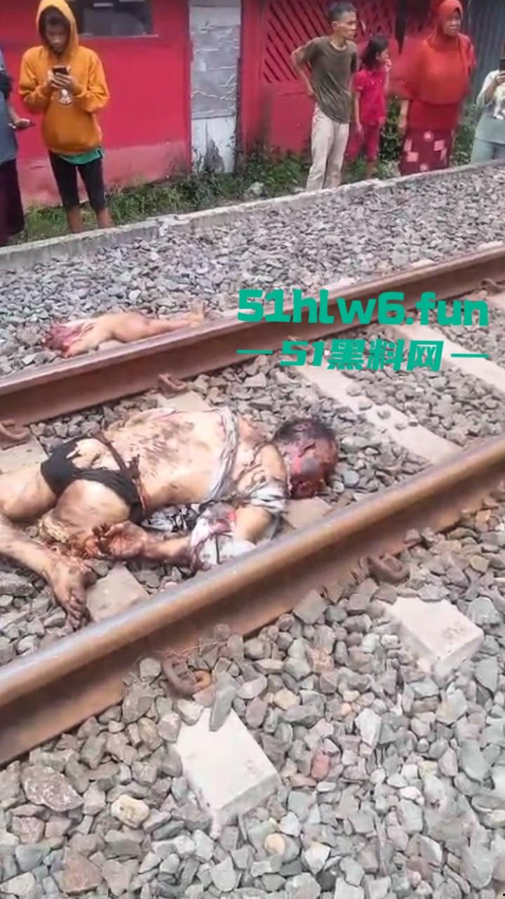 印度三哥作死现场,打横市男子一边玩游戏一边过火车道,结果遭遇货车碾压拖行100多米当场死亡。 第7张 印度三哥作死现场,打横市男子一边玩游戏一边过火车道,结果遭遇货车碾压拖行100多米当场死亡。 第7张