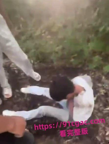 江西省万载校园霸凌事件，精神小妹脱衣羞辱女孩 男孩被群殴脸肿  第2张