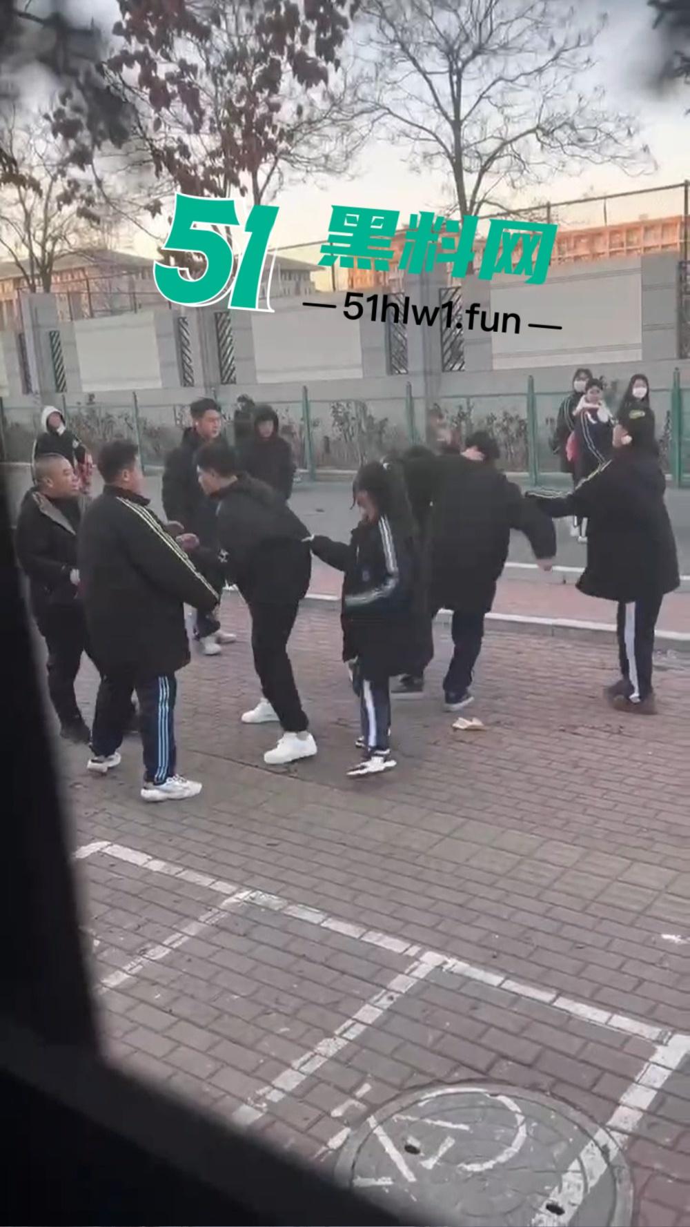 河北虎逼熊孩子打架出事，干破人头后脑勺摔出血，放学变血案现场，这事家长不赔都难！  第1张
