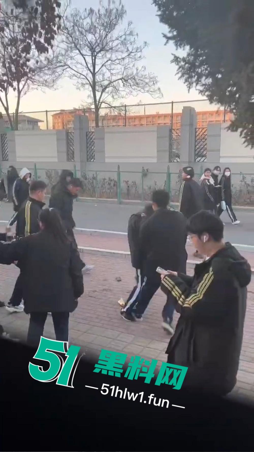 河北虎逼熊孩子打架出事，干破人头后脑勺摔出血，放学变血案现场，这事家长不赔都难！  第2张