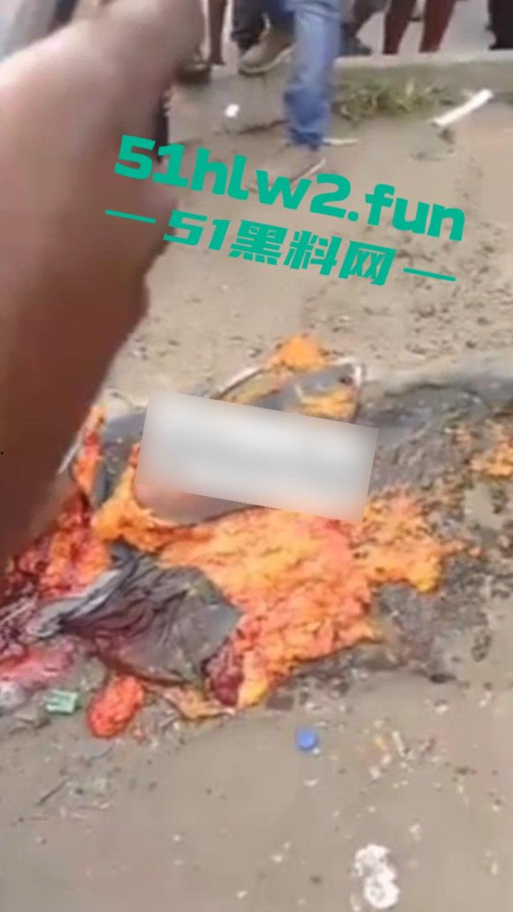 【血腥恐怖】尼日利亚重大车祸一妇女坐在货车前休息，由于视线盲区司机并未发现 将其碾压成两截。  第2张