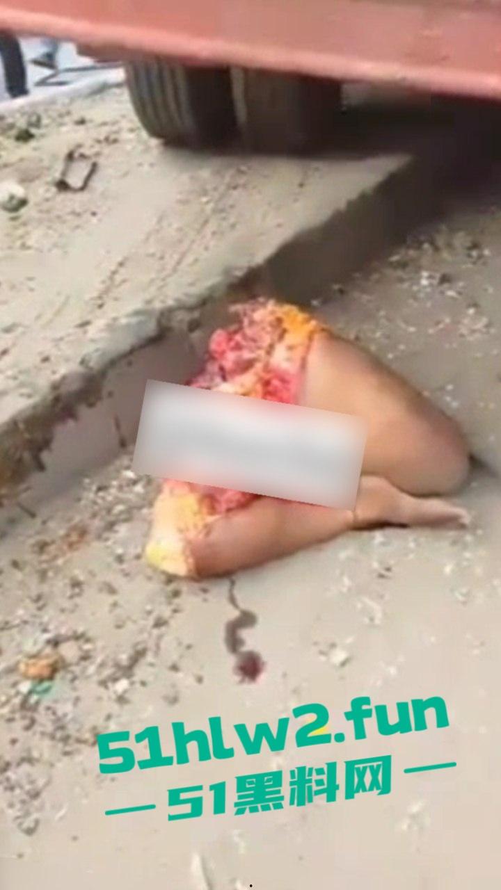 【血腥恐怖】尼日利亚重大车祸一妇女坐在货车前休息，由于视线盲区司机并未发现 将其碾压成两截。  第6张