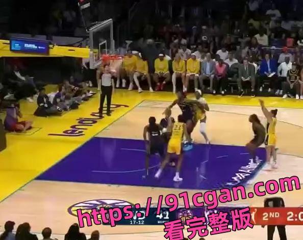 WNBA比赛突发奇葩事件:女球员竟意外掉落绿色假鸡巴引发热议 网友调侃这算不算使用兴奋剂? 第2张 WNBA比赛突发奇葩事件:女球员竟意外掉落绿色假鸡巴引发热议 网友调侃这算不算使用兴奋剂? 第2张