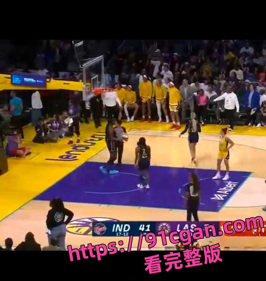 WNBA比赛突发奇葩事件:女球员竟意外掉落绿色假鸡巴引发热议 网友调侃这算不算使用兴奋剂? 第3张 WNBA比赛突发奇葩事件:女球员竟意外掉落绿色假鸡巴引发热议 网友调侃这算不算使用兴奋剂? 第3张