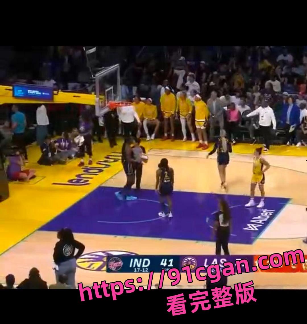 WNBA比赛突发奇葩事件:女球员竟意外掉落绿色假鸡巴引发热议 网友调侃这算不算使用兴奋剂? 第4张 WNBA比赛突发奇葩事件:女球员竟意外掉落绿色假鸡巴引发热议 网友调侃这算不算使用兴奋剂? 第4张