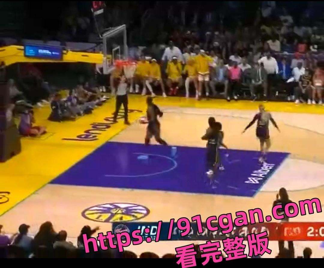 WNBA比赛突发奇葩事件:女球员竟意外掉落绿色假鸡巴引发热议 网友调侃这算不算使用兴奋剂? 第5张 WNBA比赛突发奇葩事件:女球员竟意外掉落绿色假鸡巴引发热议 网友调侃这算不算使用兴奋剂? 第5张