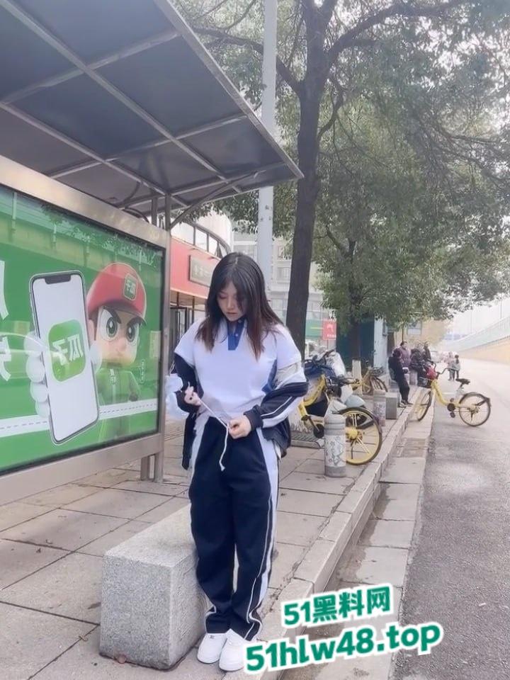 美女模特【豆瓣酱】学妹制服搭配公交车场景,户外大秀完美酮体和白嫩巨乳,性感大尺度写真流出。 第3张 美女模特【豆瓣酱】学妹制服搭配公交车场景,户外大秀完美酮体和白嫩巨乳,性感大尺度写真流出。 第3张