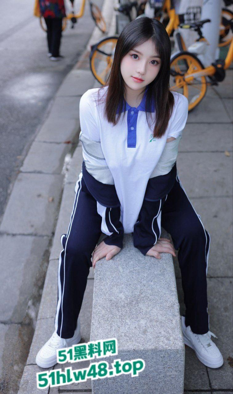 美女模特【豆瓣酱】学妹制服搭配公交车场景,户外大秀完美酮体和白嫩巨乳,性感大尺度写真流出。 第6张 美女模特【豆瓣酱】学妹制服搭配公交车场景,户外大秀完美酮体和白嫩巨乳,性感大尺度写真流出。 第6张