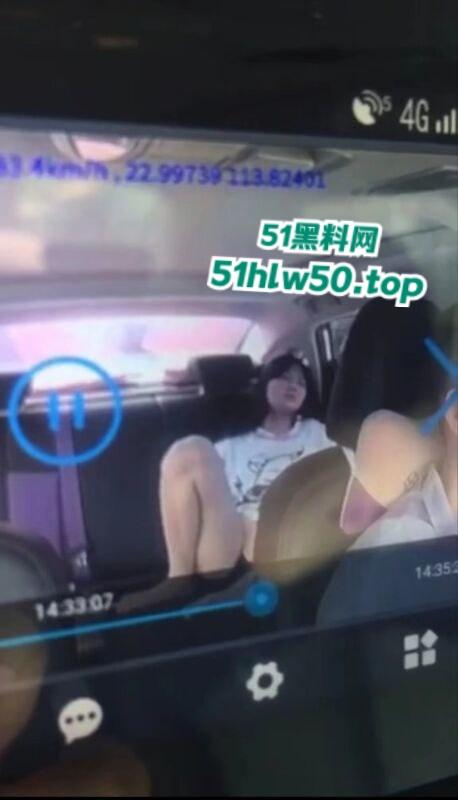 网约车司机监控偷拍，长腿学生妹按耐不住寂寞，竟在车上看片自慰被曝光，网友直呼跪求联系方式！  第3张