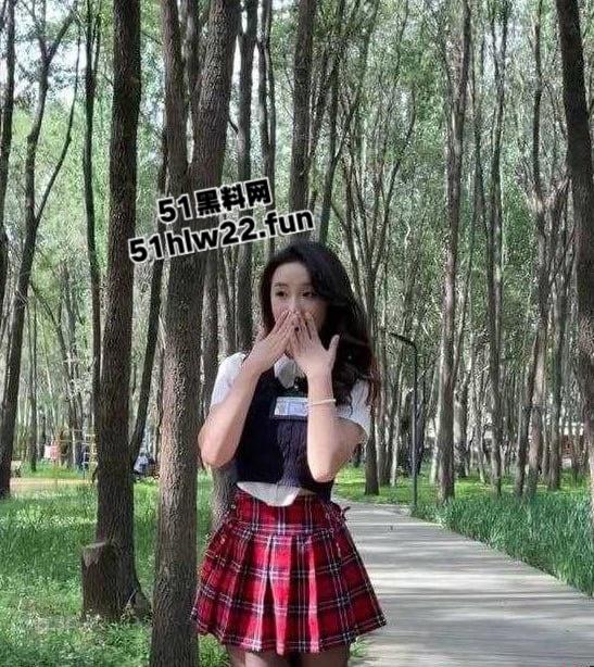 包头轻工技术学院反差妹【王静】深夜化身淫荡骚狗，黑丝翘臀疯狂榨精自慰陪睡各种约炮。  第3张