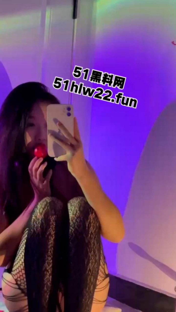 包头轻工技术学院反差妹【王静】深夜化身淫荡骚狗，黑丝翘臀疯狂榨精自慰陪睡各种约炮。  第8张