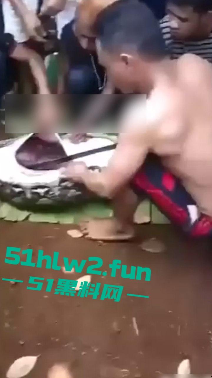 印尼猎奇事件，一妇女在回家途中遭蟒蛇袭击，将其缠绕致死后将妇女吞入腹中被村民发现将蟒蛇打死。  第2张