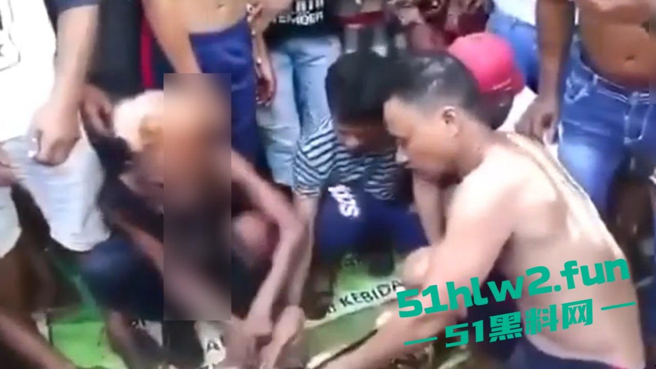 印尼猎奇事件，一妇女在回家途中遭蟒蛇袭击，将其缠绕致死后将妇女吞入腹中被村民发现将蟒蛇打死。  第7张