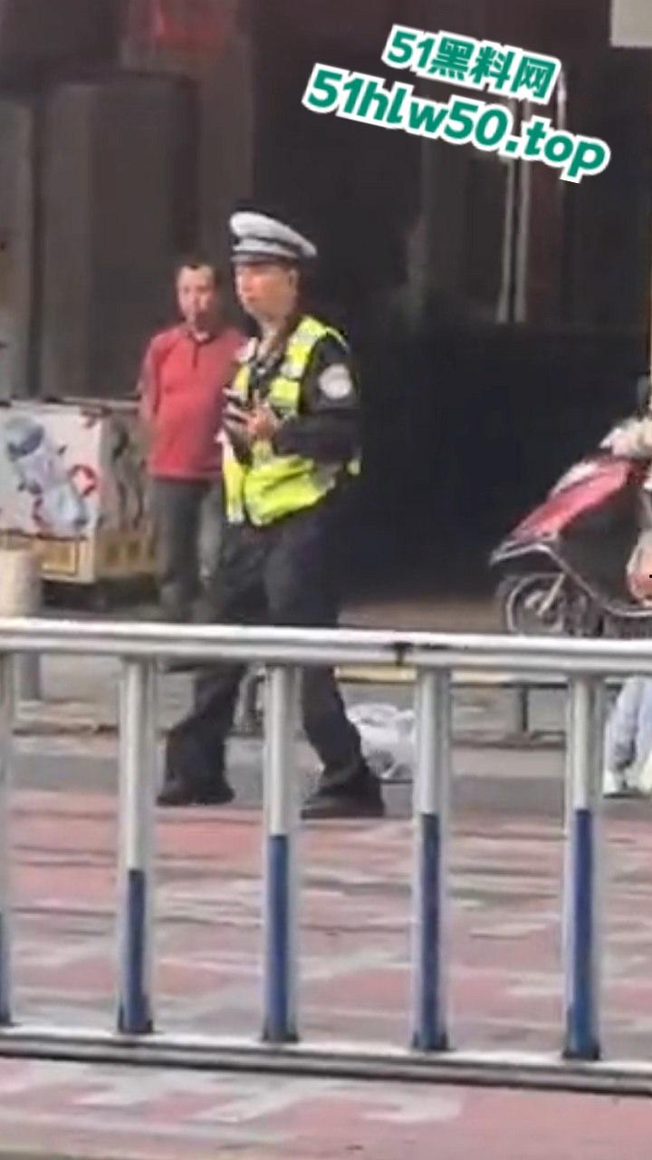 广东潮汕暴躁男在线作死，只因未戴头盔强行躲检撞飞交警双双倒地不起满脸是伤！  第1张