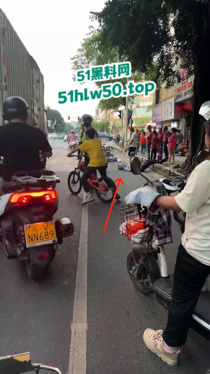广东潮汕暴躁男在线作死，只因未戴头盔强行躲检撞飞交警双双倒地不起满脸是伤！  第6张