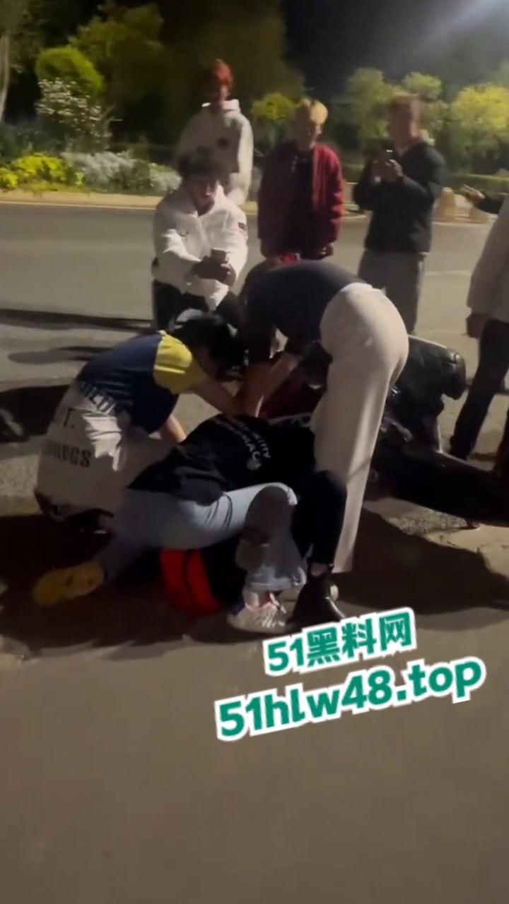 广东佛山精神小妹带人打架从单挑变群殴，女人打架真不讲武德，不过女人不撕衣服缺少精髓。  第8张