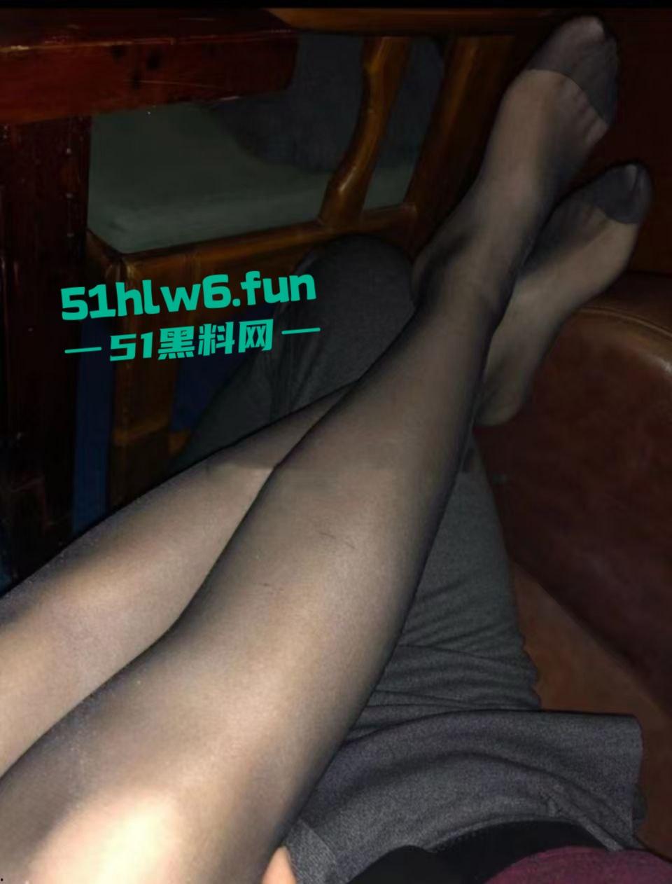 网传某航空公司【李丫丫】自爆出轨男友老爸，给男友欣赏被他亲爸爸扯坏的丝袜。  第11张