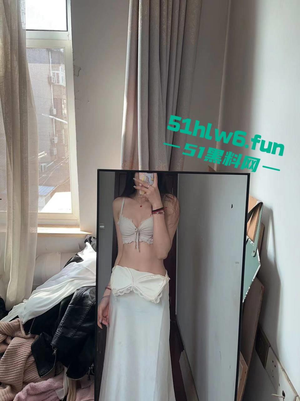 青岛反差母狗【刘子萱】175cm的极品炮架子,逆天大长腿极致性感小骚逼被男友操黑后还被曝光。 第3张 青岛反差母狗【刘子萱】175cm的极品炮架子,逆天大长腿极致性感小骚逼被男友操黑后还被曝光。 第3张