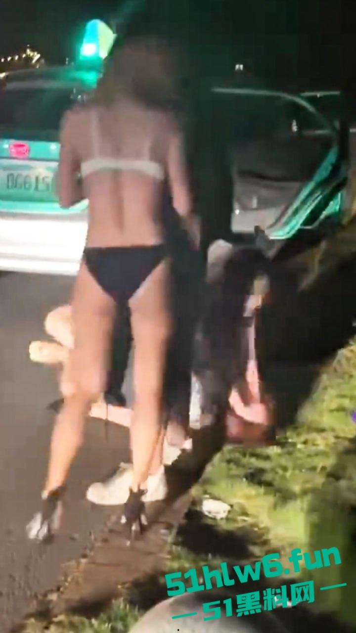 广州夜店女斗殴现场，俩长腿妹爆揍少妇只穿胸罩内裤看着可真养眼啊，这样的战斗可太爱看了。  第4张