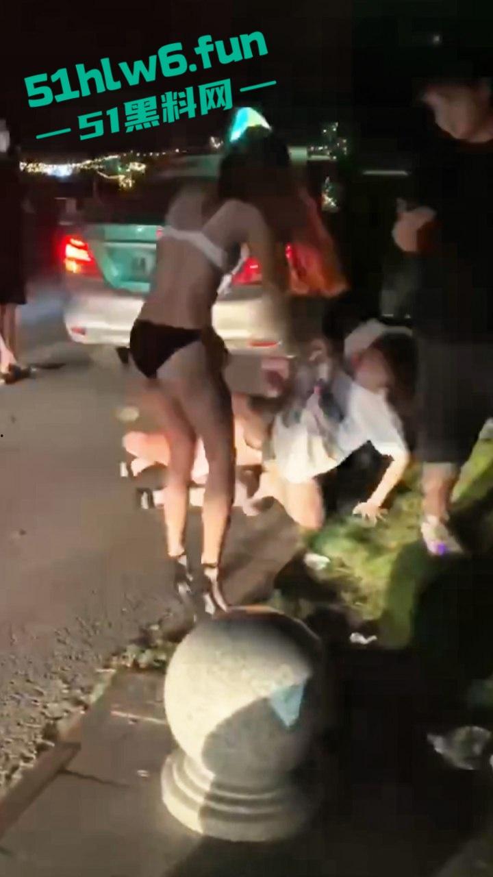 广州夜店女斗殴现场，俩长腿妹爆揍少妇只穿胸罩内裤看着可真养眼啊，这样的战斗可太爱看了。  第5张
