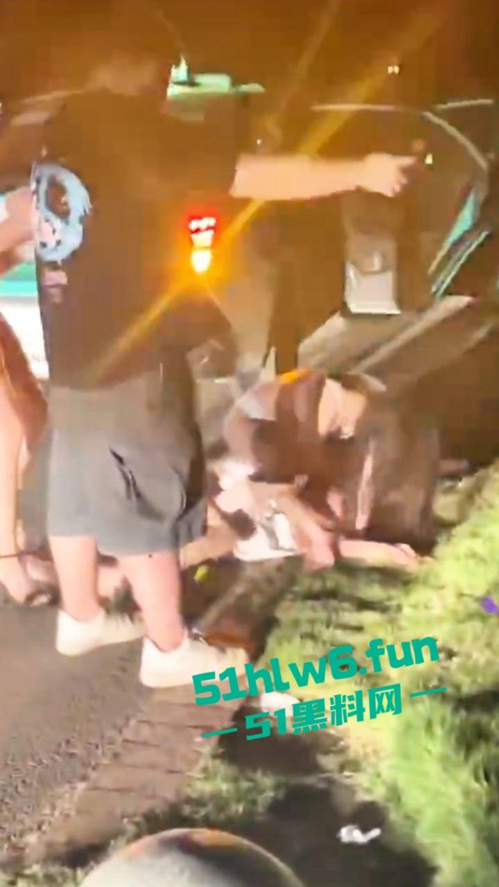 广州夜店女斗殴现场，俩长腿妹爆揍少妇只穿胸罩内裤看着可真养眼啊，这样的战斗可太爱看了。  第7张