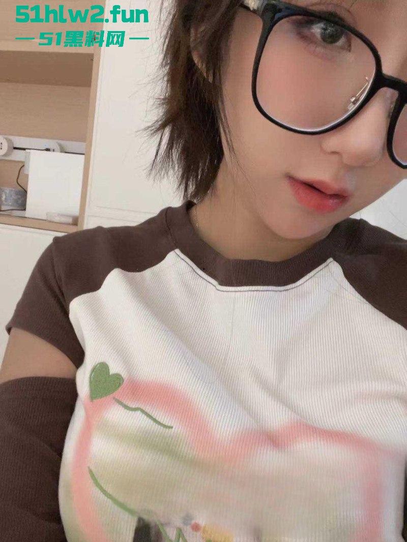 上海某国企职工【张舒涵】傍上公司上司想上位,还参与玩多人被男友发现后果断曝光! 第4张 上海某国企职工【张舒涵】傍上公司上司想上位,还参与玩多人被男友发现后果断曝光! 第4张