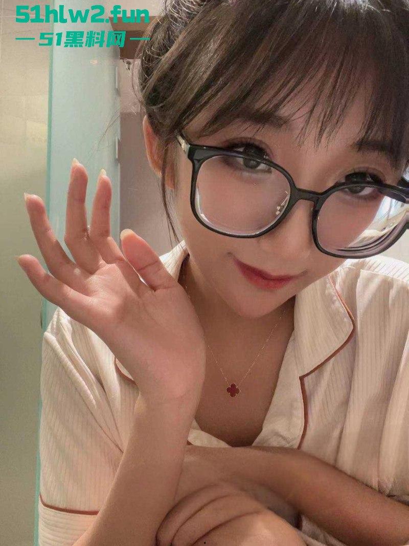 上海某国企职工【张舒涵】傍上公司上司想上位,还参与玩多人被男友发现后果断曝光! 第8张 上海某国企职工【张舒涵】傍上公司上司想上位,还参与玩多人被男友发现后果断曝光! 第8张