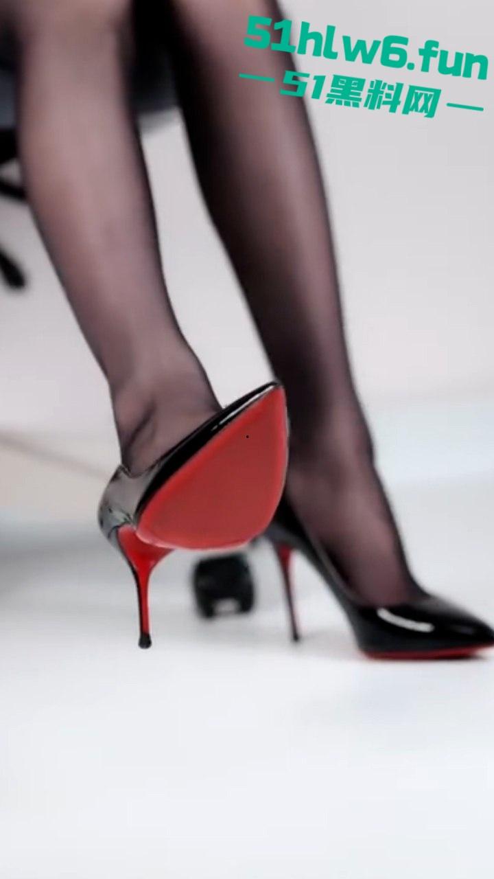 软擦边足模网红【芝士好椰】翻车被合伙人曝光是个人妖，兄弟们可以去洗眼睛了。  第1张