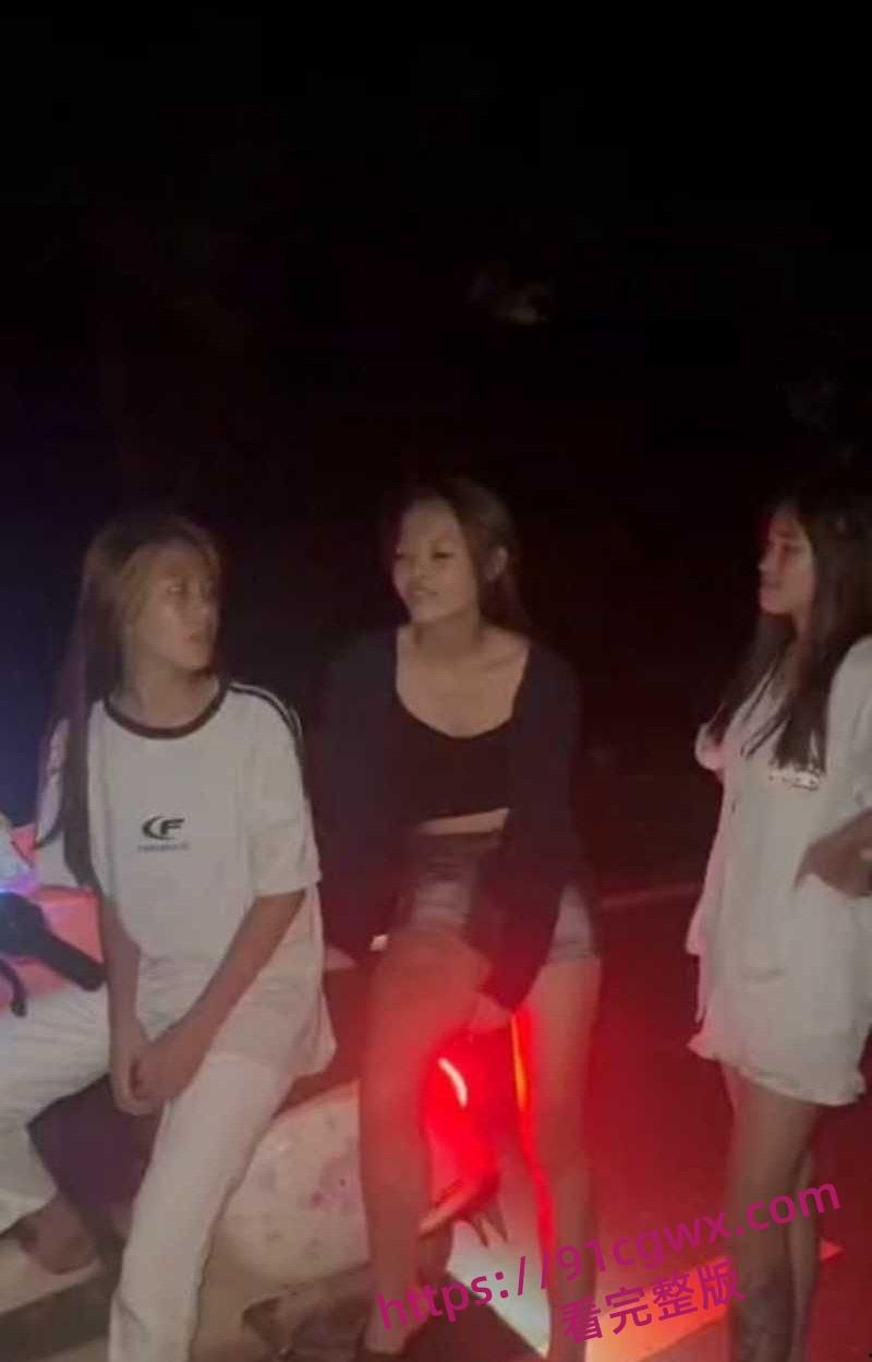 广东爆炸级精神小妹霸凌现场地板暴打失控 拳脚如雨点砸到血肉模糊啊! 第2张 广东爆炸级精神小妹霸凌现场地板暴打失控 拳脚如雨点砸到血肉模糊啊! 第2张