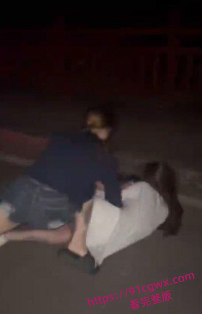 广东爆炸级精神小妹霸凌现场地板暴打失控 拳脚如雨点砸到血肉模糊啊! 第3张 广东爆炸级精神小妹霸凌现场地板暴打失控 拳脚如雨点砸到血肉模糊啊! 第3张