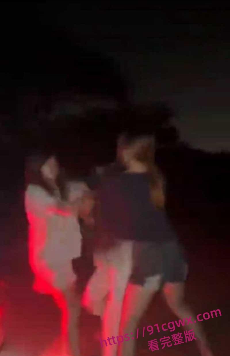 广东爆炸级精神小妹霸凌现场地板暴打失控 拳脚如雨点砸到血肉模糊啊! 第5张 广东爆炸级精神小妹霸凌现场地板暴打失控 拳脚如雨点砸到血肉模糊啊! 第5张