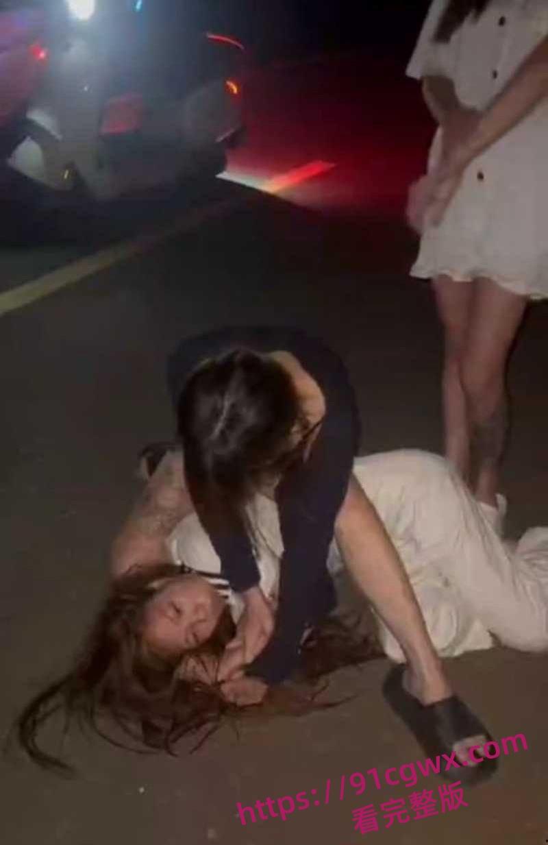 广东爆炸级精神小妹霸凌现场地板暴打失控 拳脚如雨点砸到血肉模糊啊! 第6张 广东爆炸级精神小妹霸凌现场地板暴打失控 拳脚如雨点砸到血肉模糊啊! 第6张