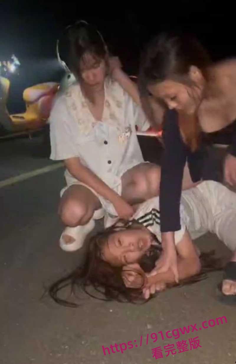 广东爆炸级精神小妹霸凌现场地板暴打失控 拳脚如雨点砸到血肉模糊啊! 第7张 广东爆炸级精神小妹霸凌现场地板暴打失控 拳脚如雨点砸到血肉模糊啊! 第7张