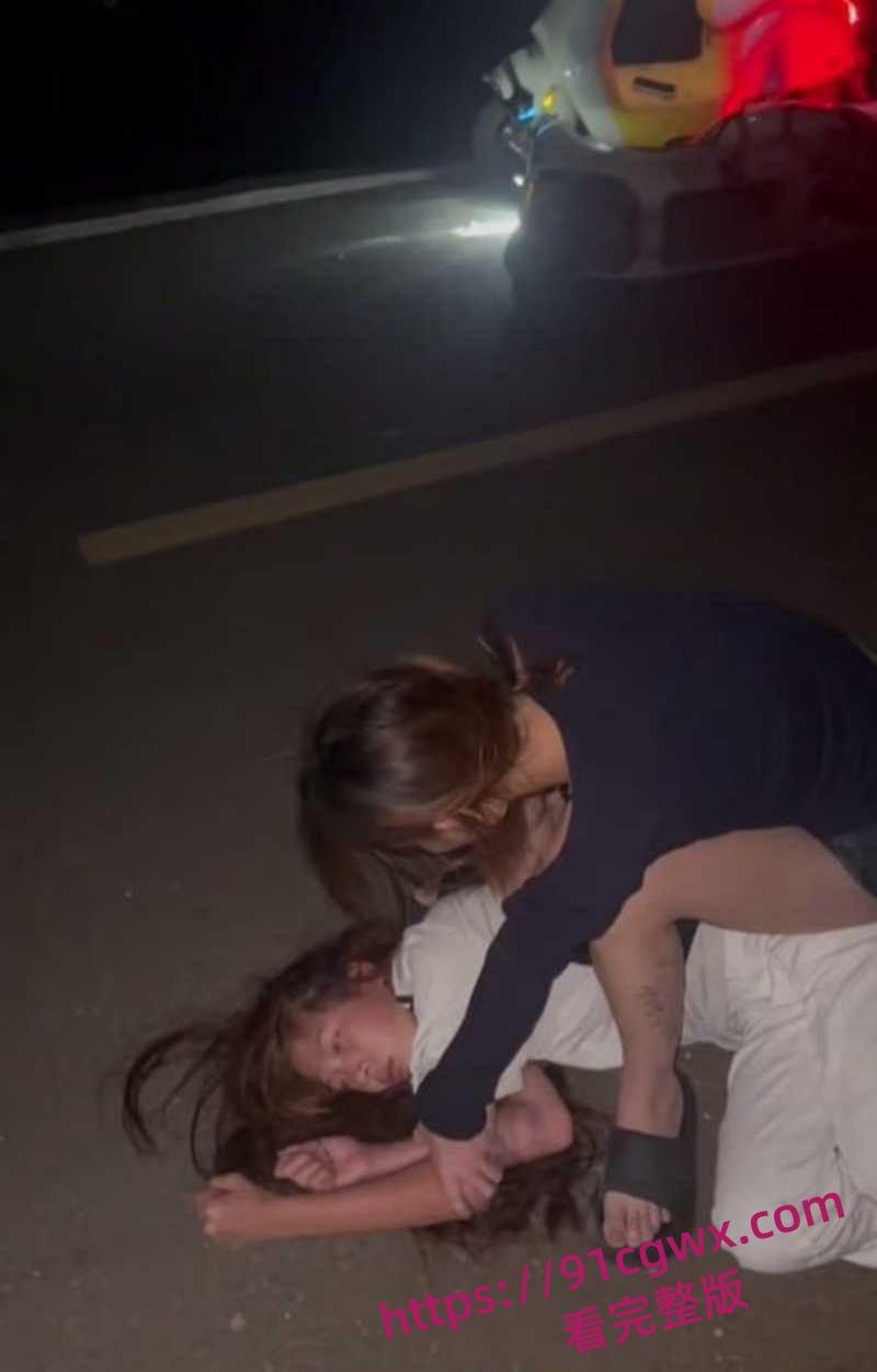 广东爆炸级精神小妹霸凌现场地板暴打失控 拳脚如雨点砸到血肉模糊啊! 第8张 广东爆炸级精神小妹霸凌现场地板暴打失控 拳脚如雨点砸到血肉模糊啊! 第8张