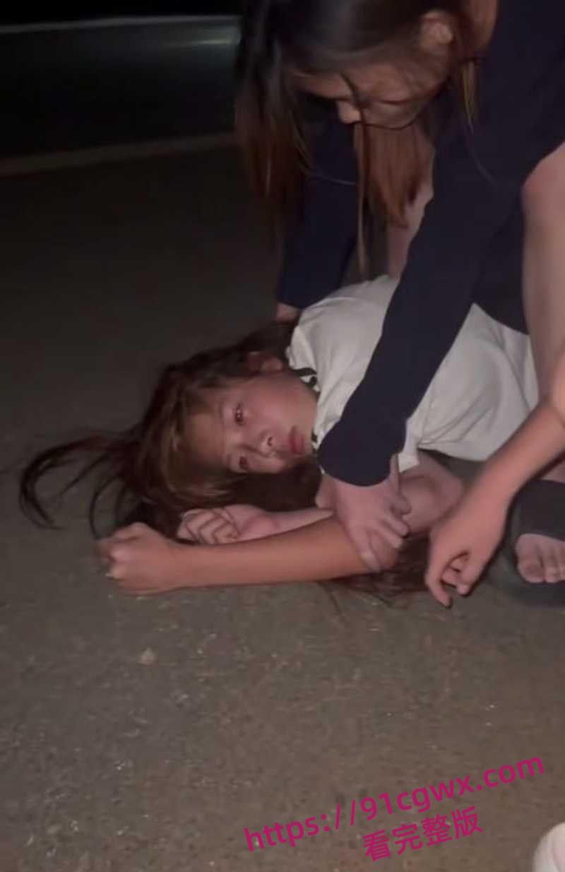 广东爆炸级精神小妹霸凌现场地板暴打失控 拳脚如雨点砸到血肉模糊啊! 第9张 广东爆炸级精神小妹霸凌现场地板暴打失控 拳脚如雨点砸到血肉模糊啊! 第9张