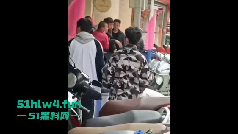 广东汕尾狗男女偷情被发现,原配开车撞男小三,下死手暴力殴打人差点没了! 第1张 广东汕尾狗男女偷情被发现,原配开车撞男小三,下死手暴力殴打人差点没了! 第1张
